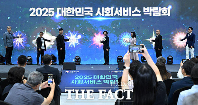 개막식 퍼포먼스 진행하는 이스란 복지부 1차관(가운데)와 관계자들.