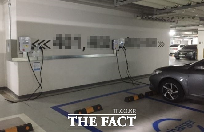 서울시가 전기자동차 전용주차구역 설치 시 화재 확산 위험 요소로부터의 이격거리를 확보하도록 권고하는 조례 개정안을 전국 최초로 도입했다. 사진은 한 아파트 지하주차장에 시설된 전기차 충전소 모습. /더팩트 DB