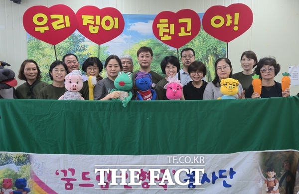 계룡시자원봉사센터 꿈드림 인형극 봉사단 단원들 /계룡시