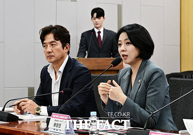 인사말 하는 배현진 국민의힘 의원(오른쪽).