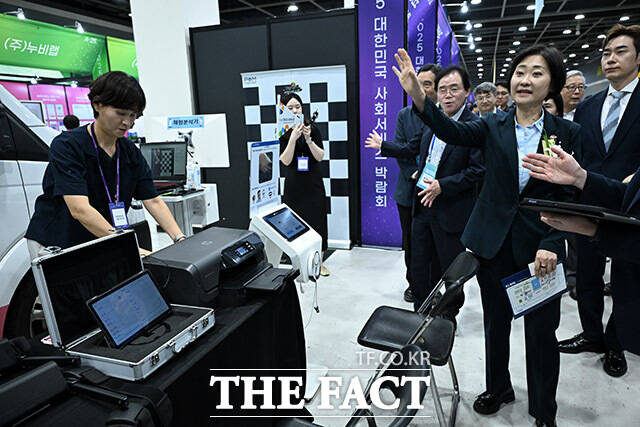 부스 투어하는 이스란 1차관.