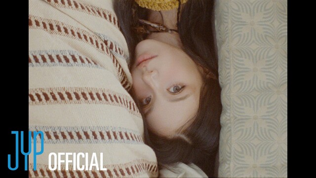 채영이 솔로 데뷔곡 SHOOT (Firecracker) 뮤직비디오 티저 영상을 공개했다. /JYP엔터