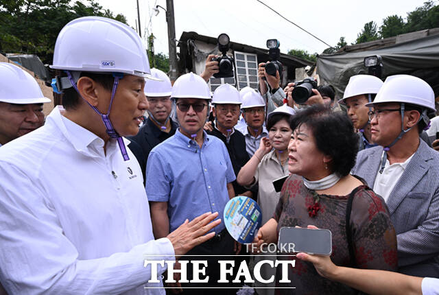 오세훈 서울시장이 9일 서울 노원구 중계동 백사마을(노원구 중계본동 30-3번지 일대)을 방문해 철거상황을 점검하며 재개발 관련 주민의 요구사항을 듣고 있다./이새롬 기자