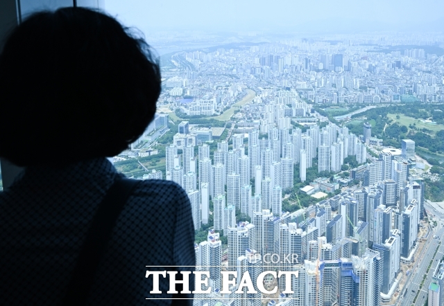 9일 리얼하우스에 따르면 지난달 25일 모집공고 기준 전국 민간 아파트 분양에서 59㎡ 1순위 평균 경쟁률은 19.2대 1을 기록했다. /더팩트 DB