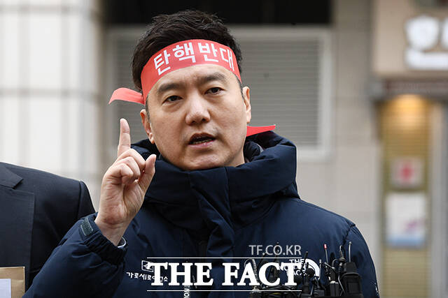 유튜버 쯔양(본명 박정원)을 스토킹·협박한 혐의로 고소당한 유튜브 채널 가로세로연구소 대표 김세의 씨가 검찰에 넘겨졌다. 서울 강남경찰서는 9일 스토킹처벌법 위반과 정보통신망법상 명예훼손·협박 등 혐의로 김 씨를 불구속 송치했다고 밝혔다. /서예원 기자