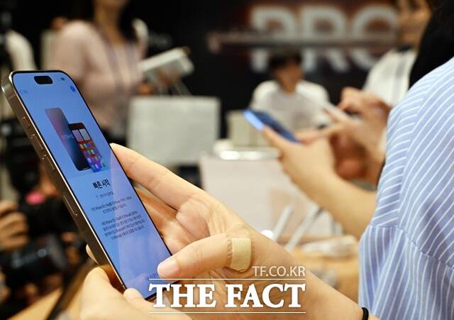 아이폰17 시리즈에는 전작 아이폰16(사진)과 달리 초슬림 모델 아이폰17 에어가 추가된다. /더팩트 DB