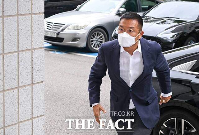 윤관 블루런벤처스 대표가 지난 9일 오후 서울 양천구 서울남부지법에서 열린 주식 부정 거래 혐의 3차 공판에 출석하고 있다. /장윤석 기자