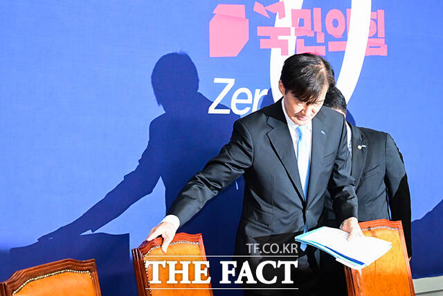 성 비위 사태로 지도부가 전원 사퇴한 조국혁신당이 비상대책위원장 선출을 앞두고 있다. 조국 전 혁신당 대표의 비대위원장 추대 여부를 두고 당내 의견이 엇갈리는 가운데, 이날 오전 진행된 투표에서 의원 과반이 반대한 것으로 전해졌다. /남윤호 기자