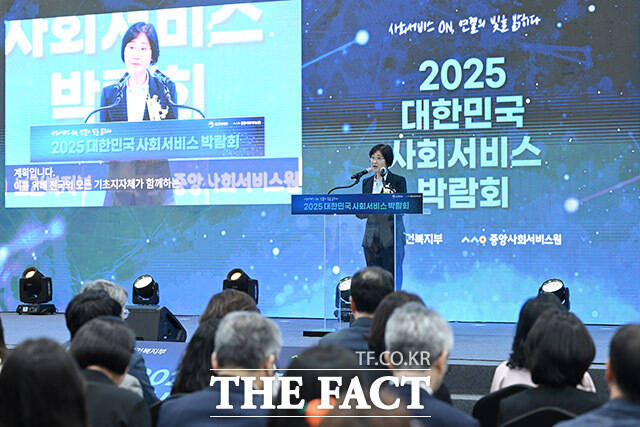 환영사하는 이스란 보건복지부 1차관.