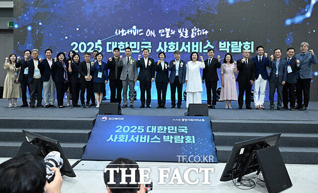 기념촬영하는 내빈들.