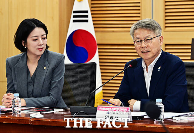 인사말 하는 민형배 더불어민주당 의원(오른쪽).