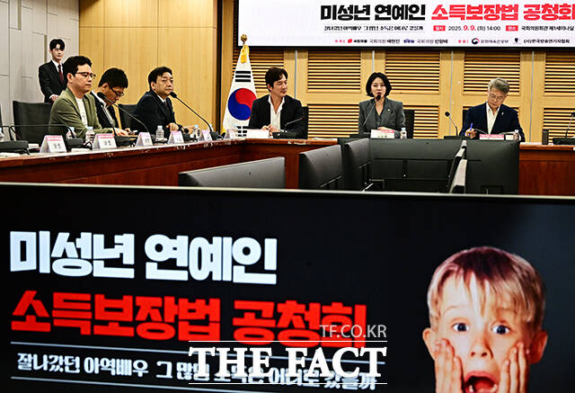 인사말 하는 배현진 국민의힘 의원(오른쪽 두번째).