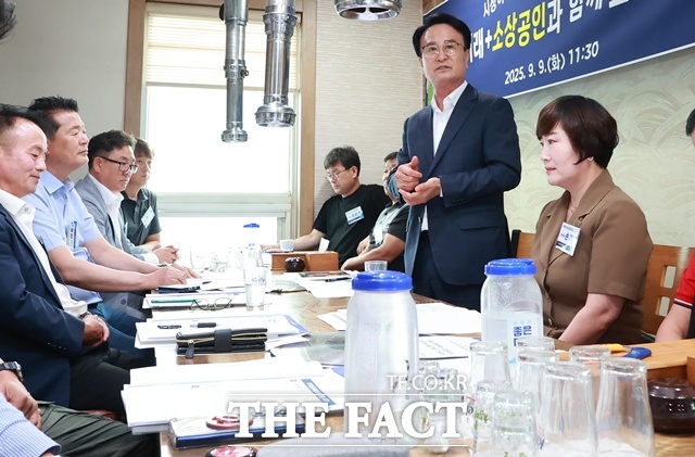 박동식 시장이 9일 소상공인연합회 임원 등이 참석한 가운데 사천 미래+ 소상공인들과 함께 그리는 내일을 열고 애로사항과 건의사항을 청취했다. /사천시