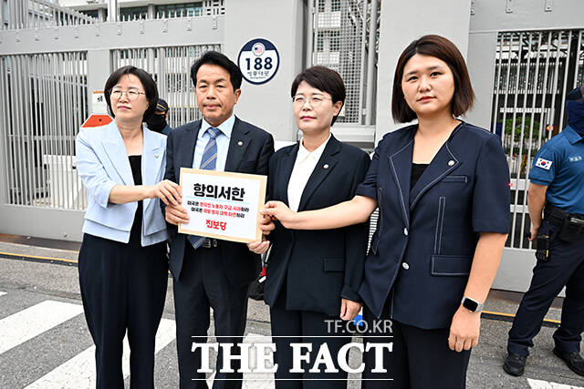 정혜경·윤종오·전종덕·손솔 진보당 의원(왼쪽부터)이 9일 오후 서울 종로구 주한미국대사관에 방문해 항의서한을 들어보이고 있다. /서예원 기자