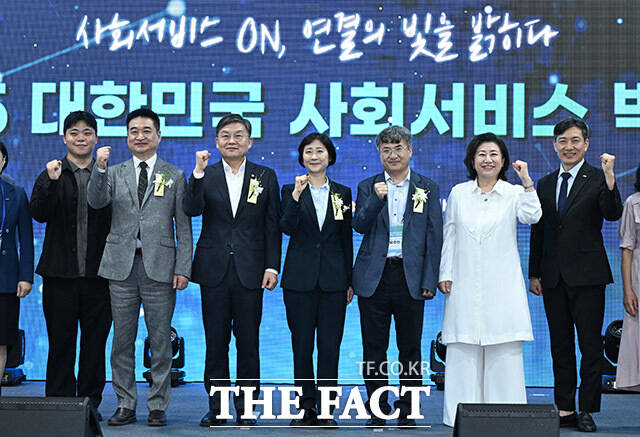 최혁진 무소속 의원과 김윤 더불어민주당 의원, 이스란 보건복지부 제1차관(왼쪽 두 번째부터) 및 참석자들이 9일 오후 서울 서초구 AT센터에서 열린 2025 대한민국 사회서비스 박람회 개막식에서 기념촬영을 하고 있다. /남용희 기자