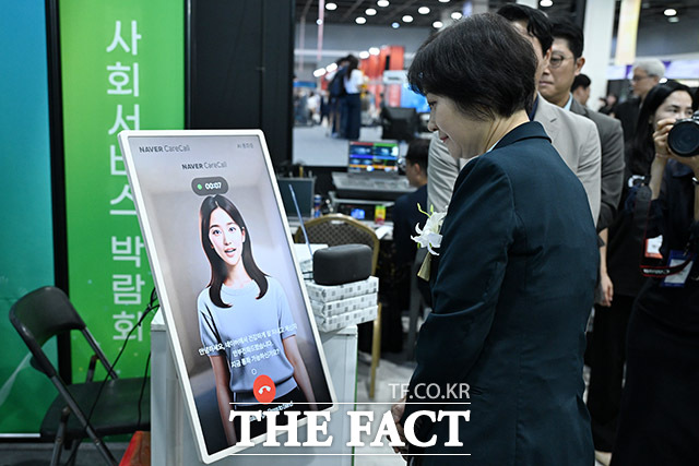 부스 체험하는 이스란 1차관.