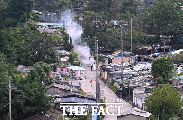 9일 서울 노원구 중계동 백사마을(노원구 중계본동 30-3번지 일대)에서 관계자들이 재개발 사업을 위한 철거 작업을 위해 방역을 하고 있다.