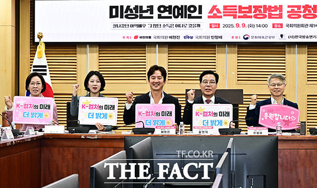 기념사진 촬영하는 이인선 국민의힘 의원과 배현진 의원, 정준호 한국방송연기자협회 이사장, 송언석 원내대표, 민형배 더불어민주당 의원(완쪽부터).