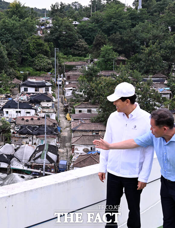 오세훈 서울시장이 9일 서울 노원구 중계동 백사마을(노원구 중계본동 30-3번지 일대)를 찾아 재개발 현장 상황을 점검하고 있다.