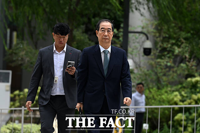 김건희 여사 연루 의혹을 수사하는 민중기 특별검사팀이 서희건설 매관매직 의혹의 참고인 신분으로 한덕수 전 국무총리를 불러 조사하고 있다. 한 전 국무총리는 9일 오후 1시50분께 특검 사무실이 있는 서울 종로구 KT광화문빌딩 웨스트에 도착했다. /서예원 기자