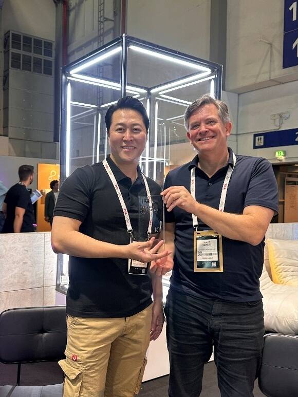 제영호 제이디솔루션 대표가 지난 5일(현지시간)부터 독일 베를린에서 열린 IFA 2025에서 베스트 오디오 혁신상을 수상하고 있다. /제이디솔루션