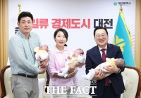  이장우 대전시장, 세쌍둥이 공무원 부부와 '백일잔치'