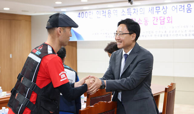 임광현 국세청장(오른쪽)이 10일 열린 400만 인적용역 소득자의 세무상 어려움 해소를 위한 현장소통 간담회에서 인적용역 소득자 단체 관계자와 악수를 하고 있다. /국세청