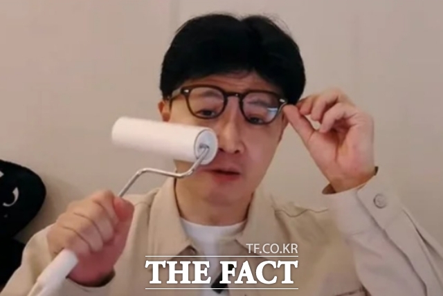 친한계에서 라방(라이브 방송)에 대한 우려가 나온 가운데 한동훈 전 대표가 지난 6월 얼굴에 돌돌이하는 한동훈입니다라는 제목으로 라방을 하는 모습. / 유튜브 채널 한동훈 캡처