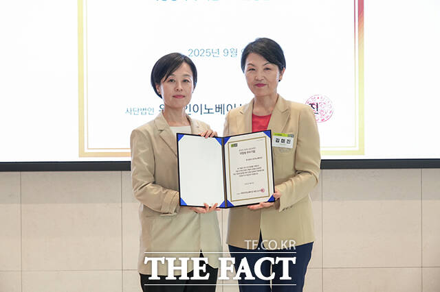 김미진 WIN 회장(오른쪽)과 한정옥 SK이노베이션 부사장이 기념촬영을 하고 있다.