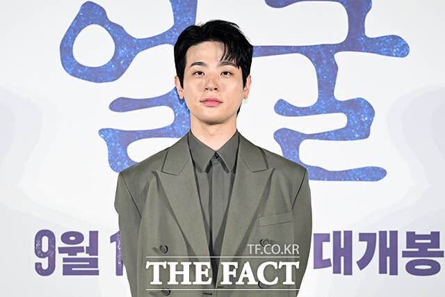박정민은 시각장애가 있는 전각 장인 임영규의 젊은 시절과 그의 아들 임동환을 모두 소화하며 처음으로 1인 2역을 소화한다. /서예원 기자