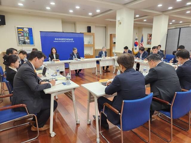 조현 외교부 장관은 9일(현지시간) 워싱턴D.C. 주재 한국 기업 대표들과 간담회를 개최했다. 조 장관은 한국인 구금 사태와 관련한 비자 문제 등 기업의 애로사항을 들었다. /외교부