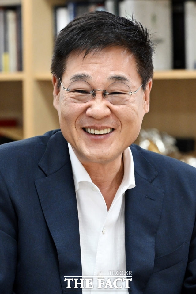 정문헌 종로구청장이 8일 오전 서울 종로구청 구청장실에서 <더팩트>와 인터뷰를 하고 있다. /남용희 기자