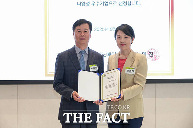 김미진 WIN 회장(오른쪽)과 박성춘 한국스탠다드차타드은행 전무가 기념 촬영을 하고 있다.