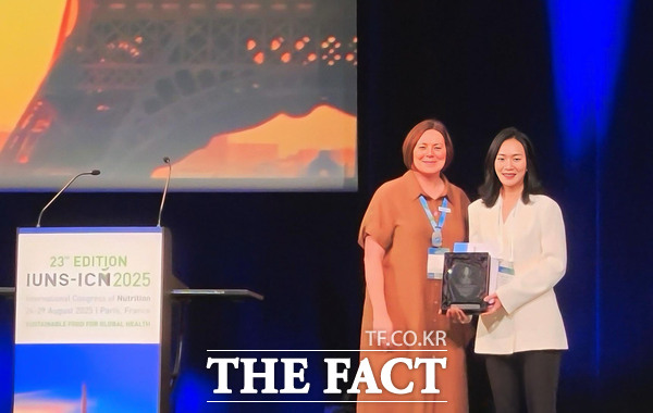 한남대학교 식품영양학과 김민주 교수(오른쪽)가 지난달 28일 프랑스 파리에서 열린 국제영양학회 2025에서 한국인 최초로 국제영양과학연맹이 수여하는 네빈 S. 스크림쇼 상을 수상했다. /한남대학교
