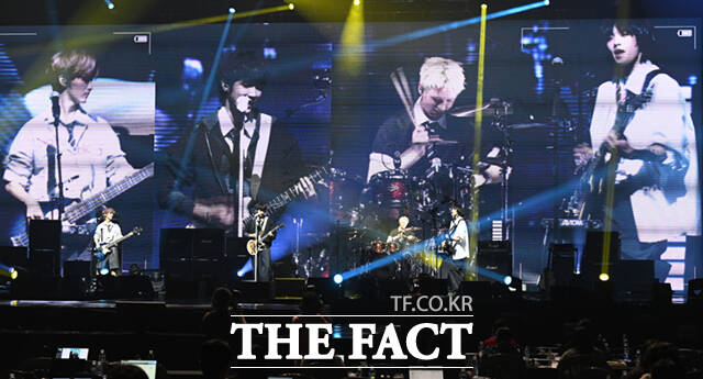 FNC엔터테인먼트에서 10년 만에 선보인 신인 밴드 에이엠피(AxMxP)가 10일 서울 송파구 올림픽로 올림픽공원 올림픽홀에서 열린 데뷔 쇼케이스에서 타이틀곡 쇼킹 드라마(Shocking Drama) 무대를 선보이고 있다. /이새롬 기자