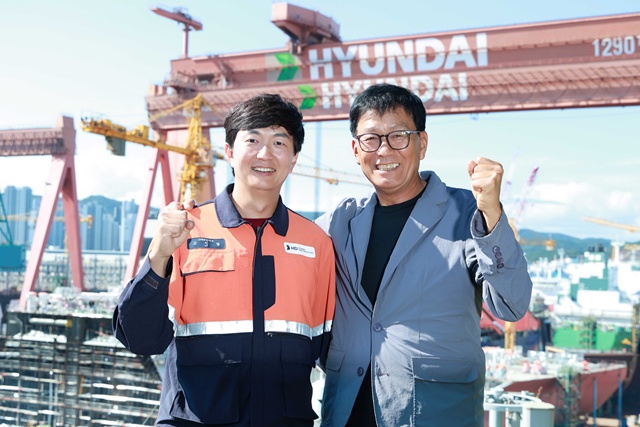 HD현대는 지난 9일 서울 여의도 페어몬트 앰버서더 호텔에서 열린 2025년 숙련기술인의 날 기념식에서 HD현대중공업 소속 고민철 기사와 HD현대삼호 소속 유동성 기원이 각각 판금제관, 기계정비 직종 대한민국 명장으로 선정됐다고 10일 밝혔다. 조선업계 최초 부자(父子) 명장인 고민철 HD현대중공업 기사(왼쪽)와 고윤열 씨(퇴직사우). /HD현대