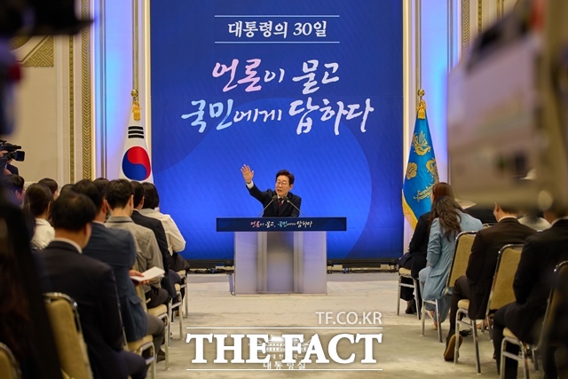 이재명 대통령은 11일 오전 취임 100일을 맞아 두 번째 기자회견을 갖는다. 이 대통령이 7월 3일 오전 청와대 영빈관에서 열린 대통령의 30일, 언론이 묻고 국민에게 답하다 기자회견에서 발언하고 있다. /대통령실