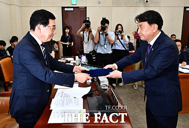 신정훈 행안위원장(왼쪽)에게 선서문 제출하는 김영환 충북도지사.