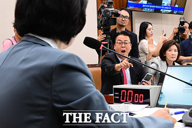 10일 오후 서울 여의도 국회 법제사법위원회에서 열린 전체회의에서 곽규택(가운데), 나경원 국민의힘 의원이 추미애 위원장의 회의 운영에 반발하고 있다. /국회=남윤호 기자
