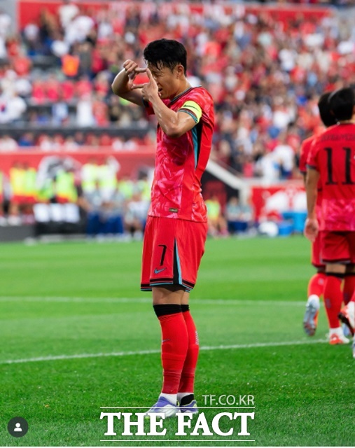 한국축구의 캡틴 손흥민이 10일 멕시코와 친선경기 후반 20분 폭발적인 왼발슛으로 1-1 동점골을 기록했다. 사진은 미국전 전반 18분 만에 찰칵 세리머니를 펼쳐 보이고 있는 손흥민./KFA