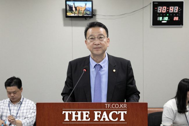 백현종 경기도의회 의원이 10일 도시환경위원회에서 대표발의한 경기도 기후위성 개발 및 활용 지원 조례안의 제안설명을 하고 있다./경기도의회
