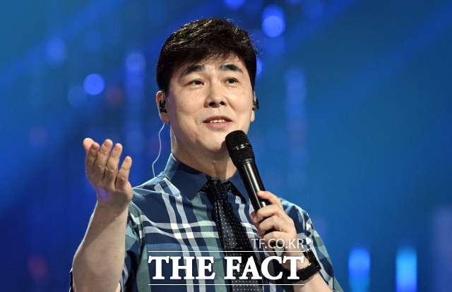 음악은 마음을 어루만지는 도구이고, 목회는 영혼을 세우는 사명이라고 생각한다. 가수활동을 중단하고 신앙의 길을 걸어온 그의 복귀는 9일 오후 열린음악회 사전 녹화를 마치면서 확인되면서 가시화됐다. /임영무 기자