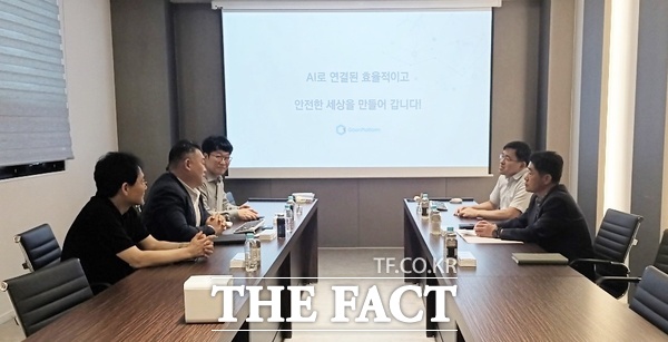 정학수 대전지방조달청장이 10일 민생현장 방문 일환으로 소프트웨어 개발 기업인 가온플랫폼을 방문해 현장의 목소리를 청취했다./대전지방조달청