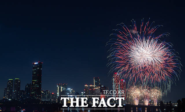 2024 서울세계불꽃축제가 열린 지난해 10월 5일 오후 서울 여의도 한강공원에서 열린 가운데 불꽃이 밤하늘을 수놓고 있다. /장윤석 기자