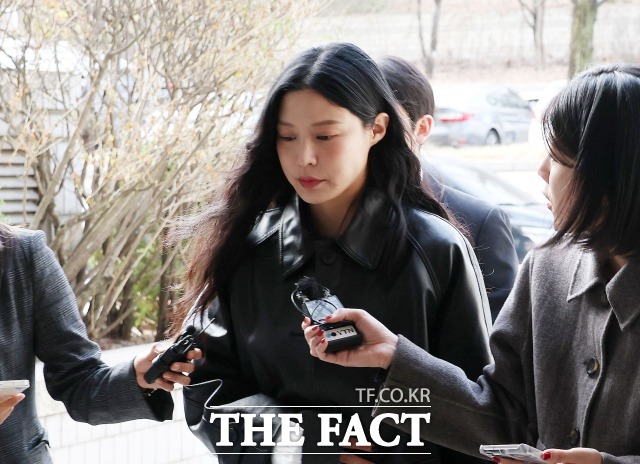 조 씨는 유튜브 채널 가로세로연구소를 상대로 한 민사소송에서 승소한 바 있다. 사진은 지난 3월 입시비리 혐의로 1심에서 벌금형을 선고받은 조 씨가 서울 서초구 서울중앙지방법원에서 열리는 항소심 첫 재판에 출석하는 모습. /남윤호 기자(현장풀)