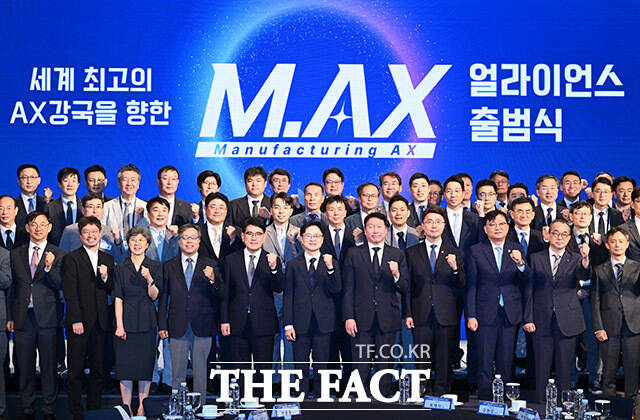 김정관 산업통상자원부 장관과 최태원 대한상공회의소 회장(앞줄 왼쪽 여섯 번째부터) 및 참석자들이 10일 오전 서울 중구 웨스틴 조선에서 열린 ‘제조 AX 얼라이언스(M.AX 얼라이언스) 출범식’에서 기념촬영을 하고 있다. /남용희 기자