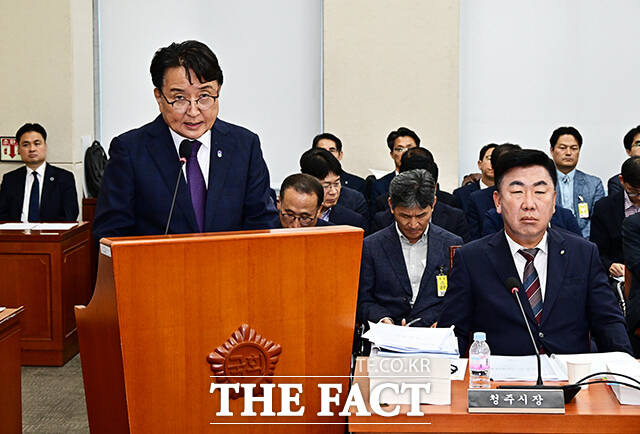 오송 지하차도 참사 진상규명 및 재발방지 대책마련을 위한 국정조사 참석한 김영환 충북도지사(왼쪽)와 이범석 청주시장.