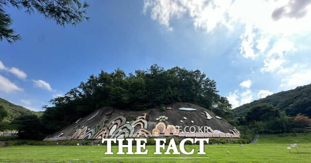 공주나래원 잔디장 전경. /공주시