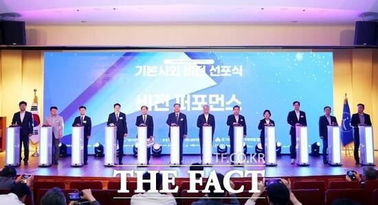 8일 국회도서관 대강당에서 열린 기본사회 비전 선포식에 참석한 김경일 파주시장(왼쪽 6번째)을 비롯한 회원 단체장들이 기본사회 모델을 전국에 확산시킬 것을 선언하는 퍼포먼스를 하고 있다. /파주시