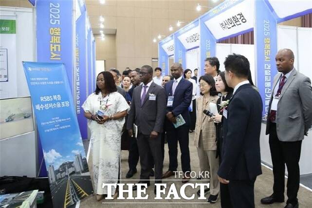 10일 정부세종컨벤션센터에서 행복도시 건설·교통 신기술 전시회가 열린 가운데 행복청 관계자와 주요내빈·주한대사가 전시회 부스를 관람하고 있다. /행복청